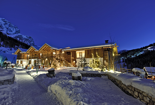Fanes Chalets Winter abends Hotel Fanes