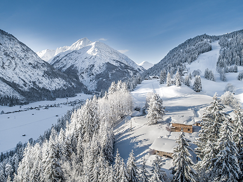 blick auf die chalets vor traumhaftem bergpanorama c ratko photography benglerwald berg chaletdorf