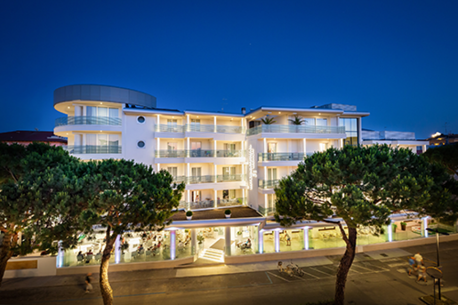 AUSSENANSICHT BY NIGHT v2