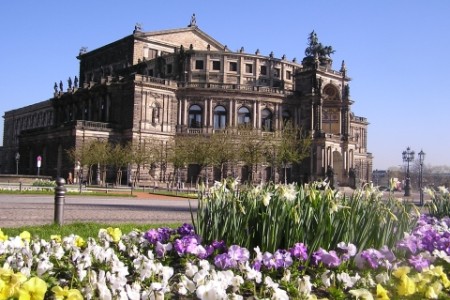M 105 Semperoper Seite Fruehling Foto C Muench