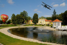Flugzeug in der Luft mit Park