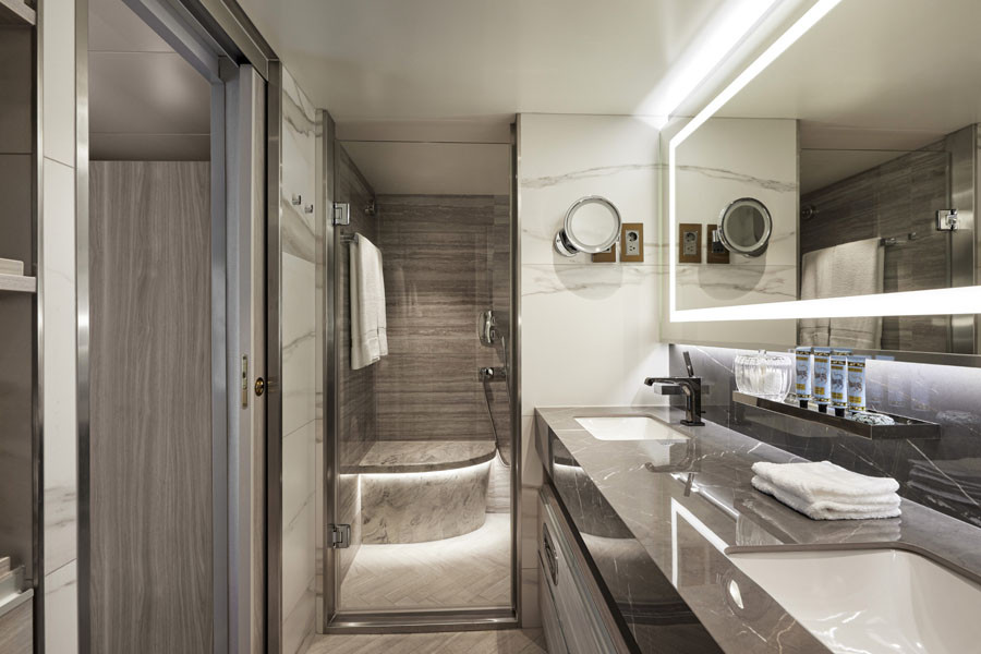 230725 CRYSTAL SERENITY SAPPHIRE 2018 VERANDAH SUITE BATHROOM MASTER 0162 2 300DPI Kopie