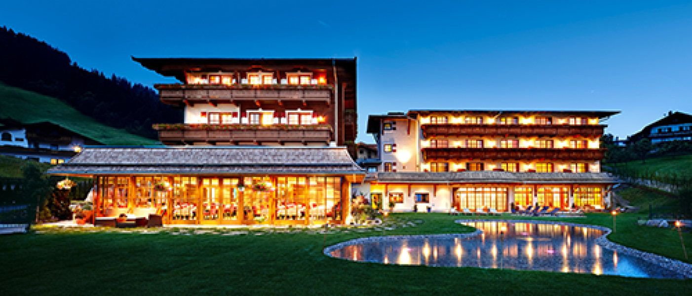 0 Key Visual 2 Ayurveda Resort Sonnhof Aussenaufnahme Sommer bei Nacht