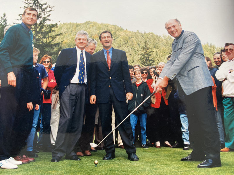 Eröffnung 1995 LH pröll schlägt den goldenen Ball, links von Franz Wittmann (Mitte), Ex Bundeskanzler Franz Vranitzky
