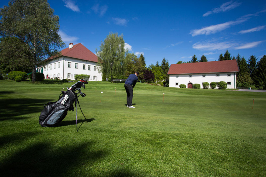 2 kurzes Anspiel zum Golfclub Restaurant Schloss Finkenstein