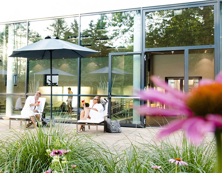 4 Marienkron Impressionen Terrasse by Sabine Hauswirth