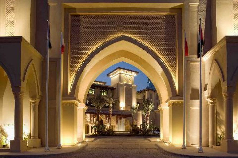 Hotel Entrance Night klein