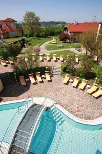 Gartenansicht mit Pool