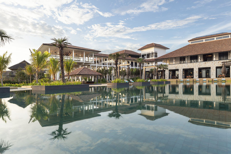 Amenity Lagoon Pool © Anantara Hotels, Resorts & Spas