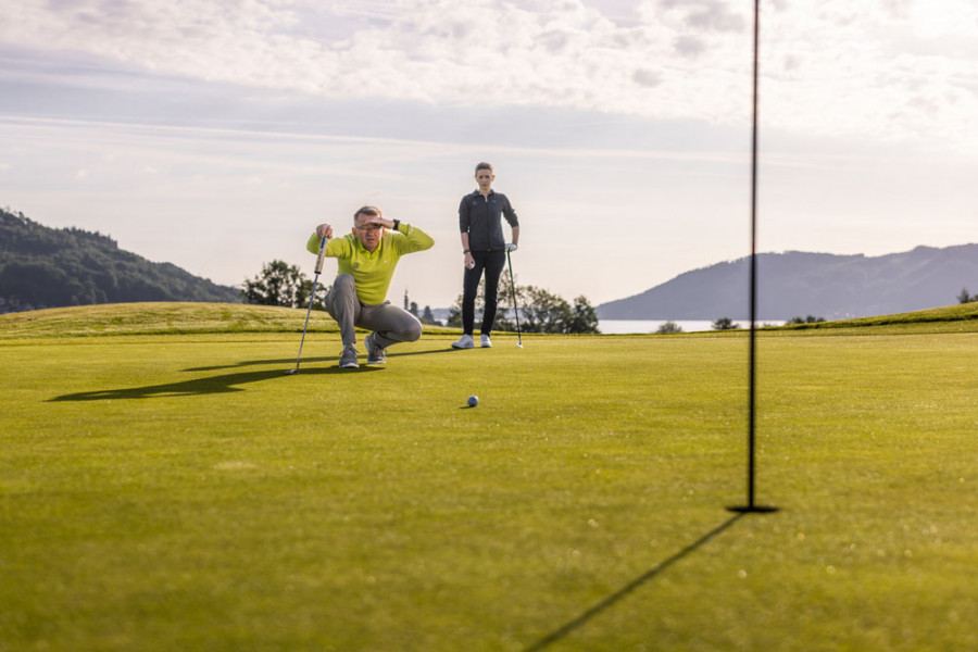 1 Club Mgr. Andreas Hagara GC Attersee beim finalen Putt