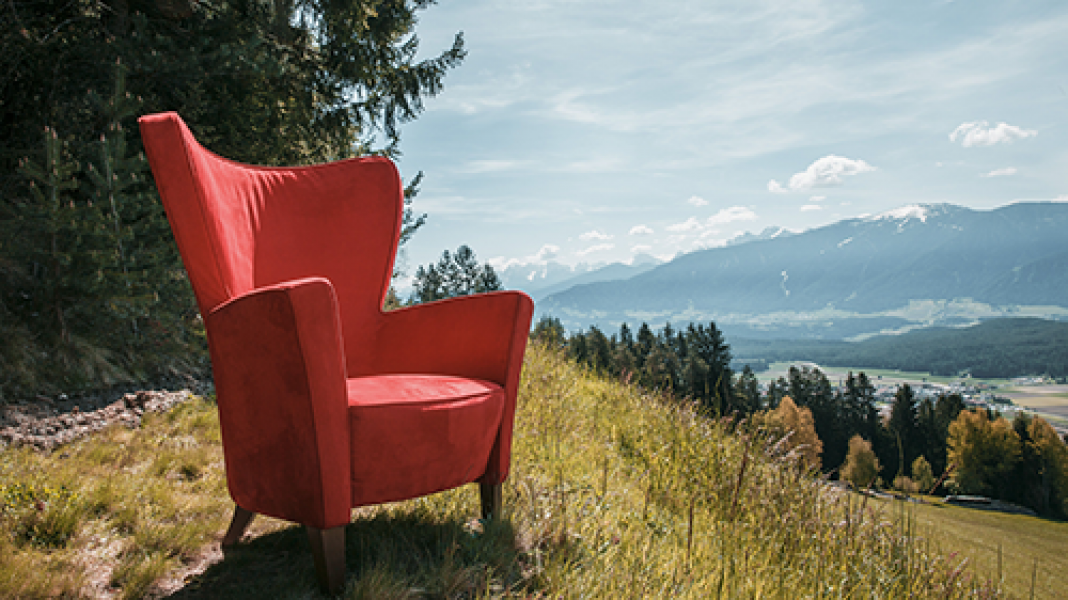 roter stuhl an boeschung gourmet  und boutiquehotel tanzer