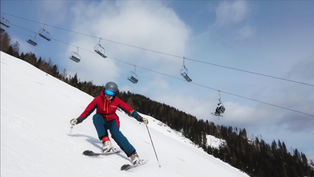 Carmen beim Downhill Swing