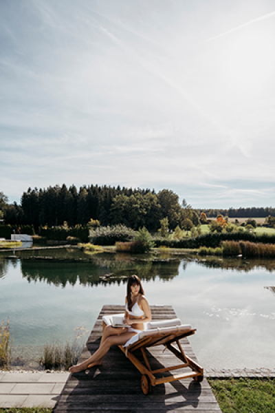 g5 naturbadeteich dame credit OOTourismus RobertMaybach SPAResortThermeGeinberg 3 