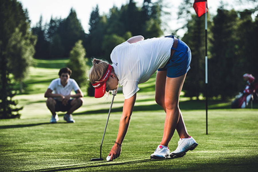 Frau nimmt Golfball GC Seefeld Wildmoos