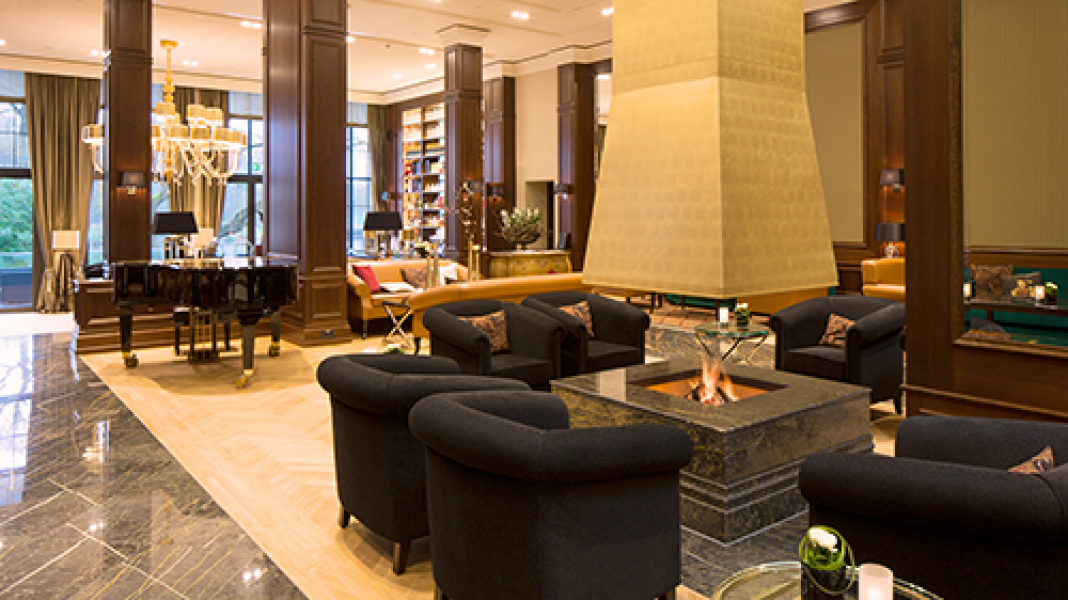 Kempinski Hotel Frankfurt Gravenbruch K Lounge fireplace inside