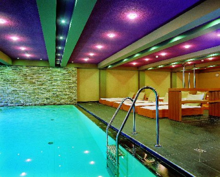 Indoor Pool 3 MAVIDA klein