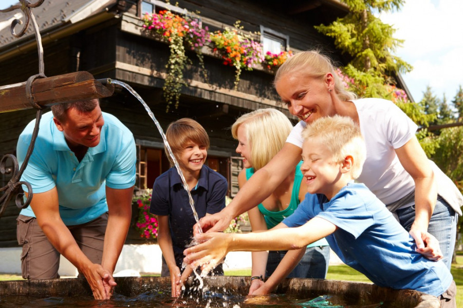 Dorf Seeleitn am Brunnen